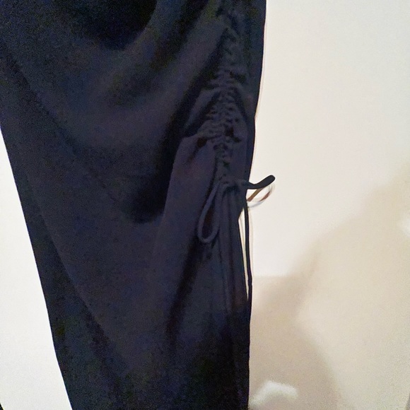 Elegant black dress. An absolute essential. Thick fabric. - Picture 3 of 5